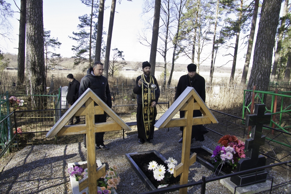 Радоница до скольки можно ходить на кладбище. Православная могила. Христианская могила. Христианское кладбище. Панихида на кладбище.